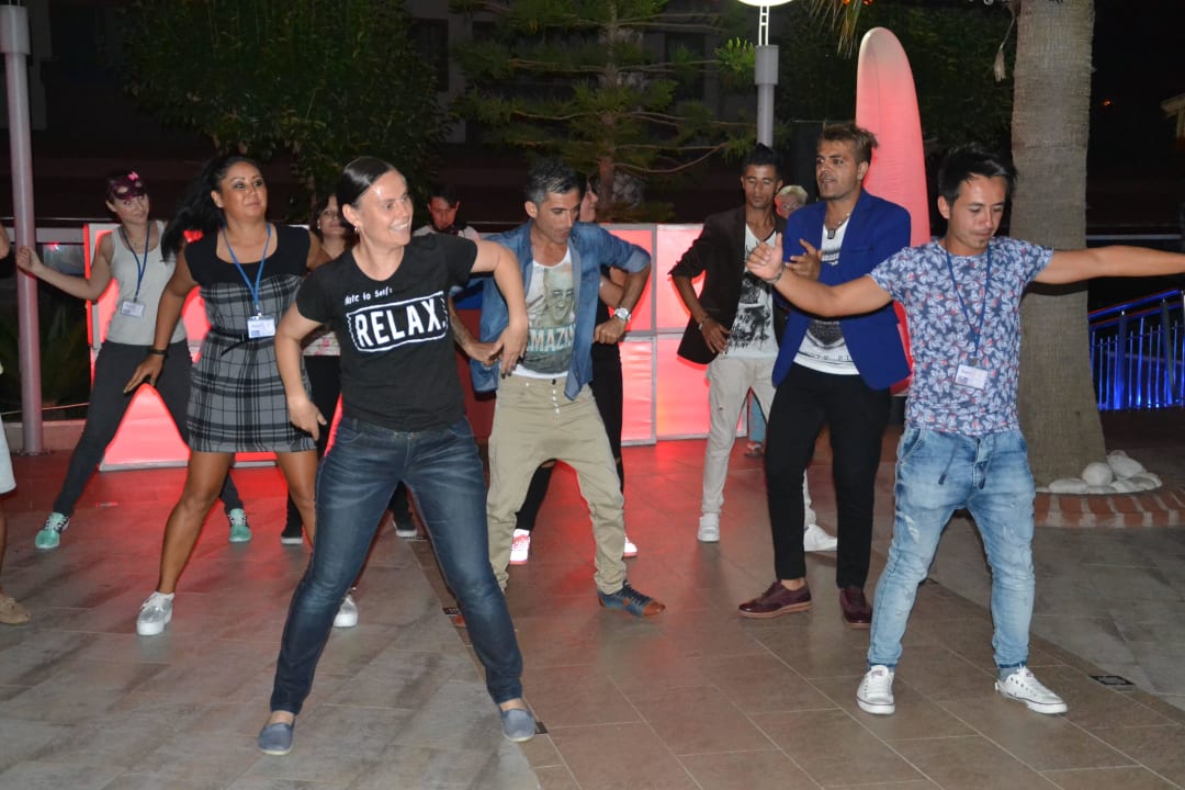 Kleine Tanzeinlage vom Animationsteam am Tanzabend Hane Family Resort