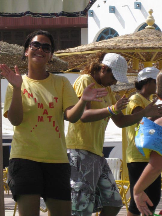 Hagar, Rihana, Sara dance Shams Safaga Resort