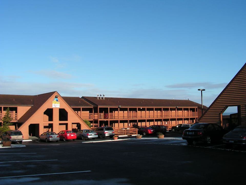 Aussenansicht von der Straßenseite SureStay Plus Hotel Gold Beach