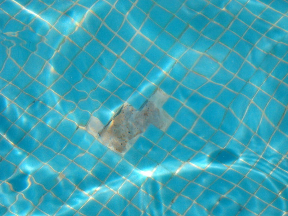 Fehlende Platten im Pool Verletzungsgefahr Hotel Grand Palladium Palace Resort, Spa & Casino