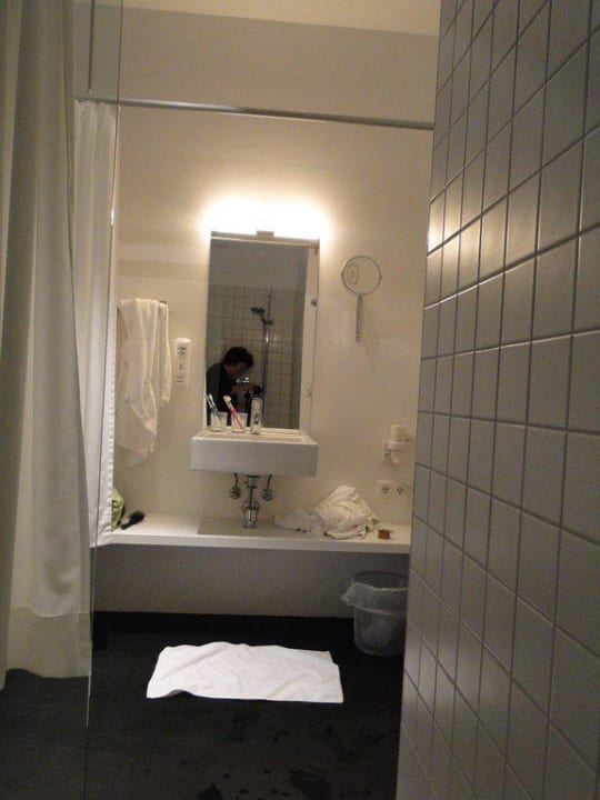 Blick von Dusche zum Waschbecken Gasthaus Hotel zur Schonenburg