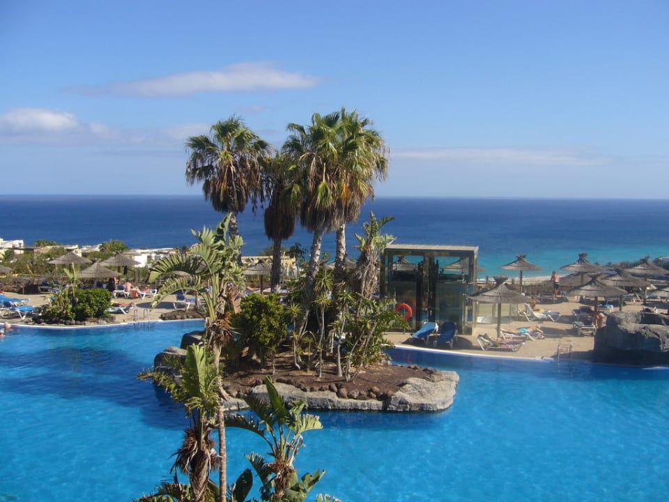 Blick über die Poolanlage zum Meer AluaVillage Fuerteventura