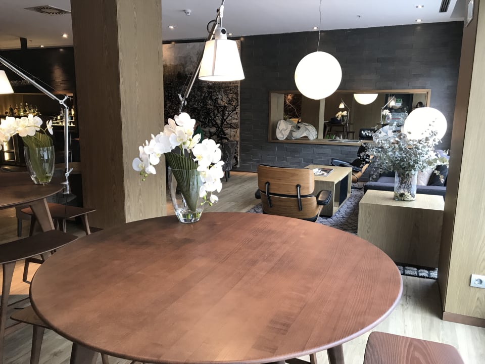 Lobby AC Hotel General Alava by Marriott