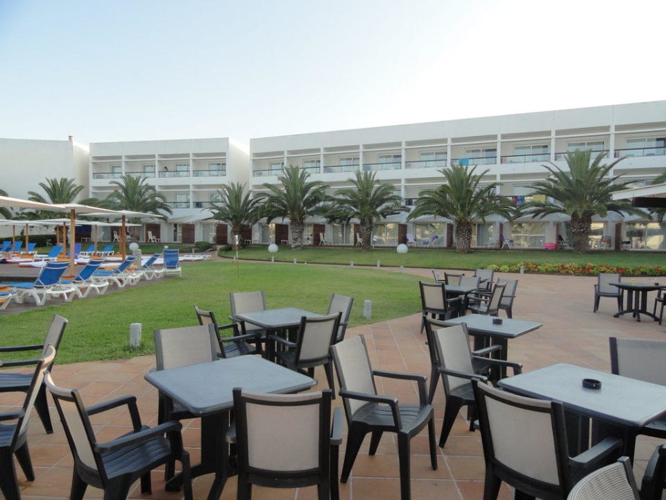 Vom Pool-Bar ausgesehen der Pool und die Zimmer Grand Palladium Select Palace Ibiza