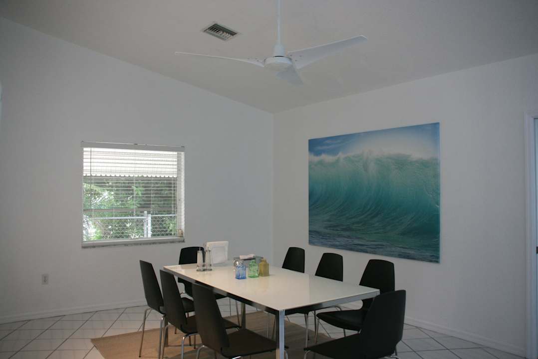 Glasesstisch mit modernen braunen Stühlen für 8 Personen Loft-Stil Villa The Illoura