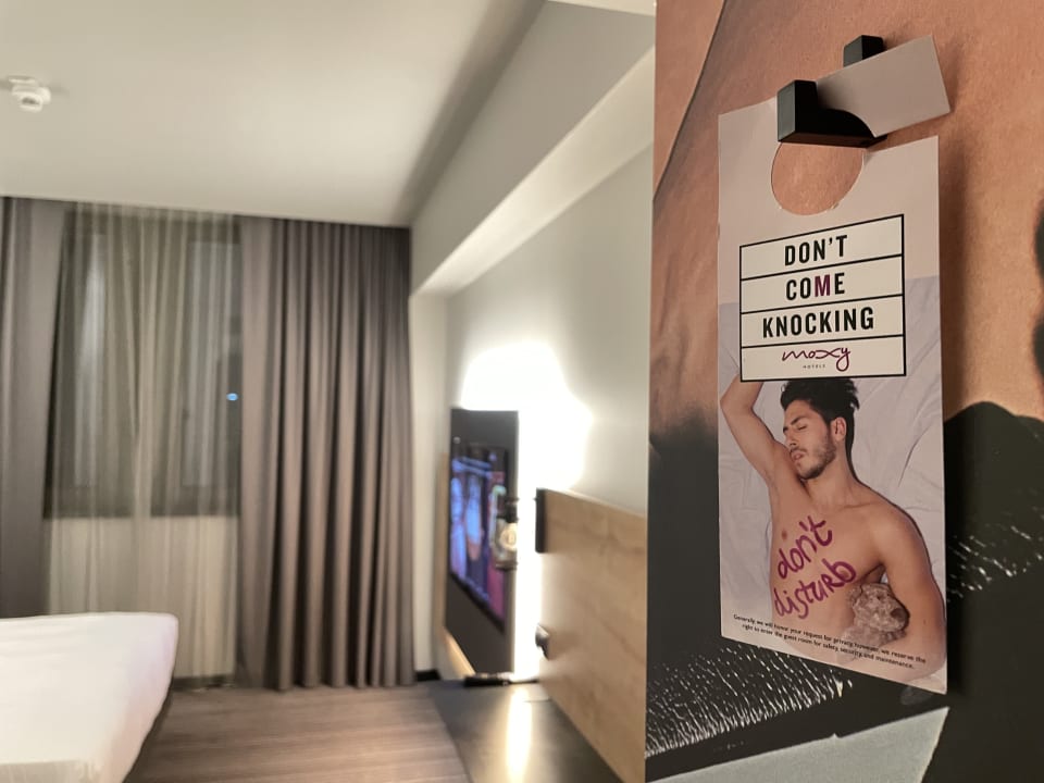 Zimmer Moxy Bucharest Old Town
