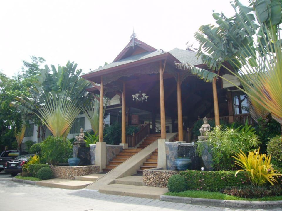 Hoteleingang Banana Fan Sea Resort