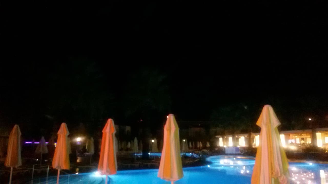 Вечерний бассейн VONRESORT Golden Beach