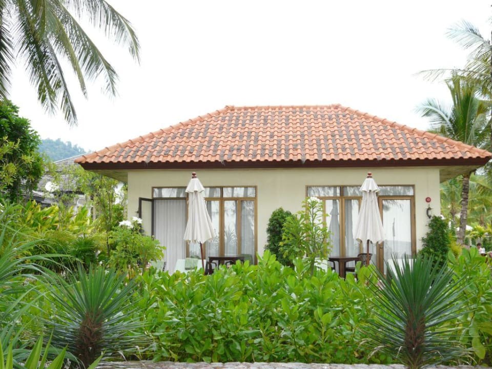 Blick vom Strand auf den Bungalow The Briza Beach Resort Khaolak