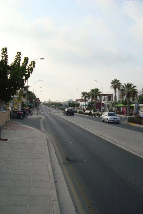 Hauptstraße vor dem Hotel Constantinou Bros Athena Beach Hotel