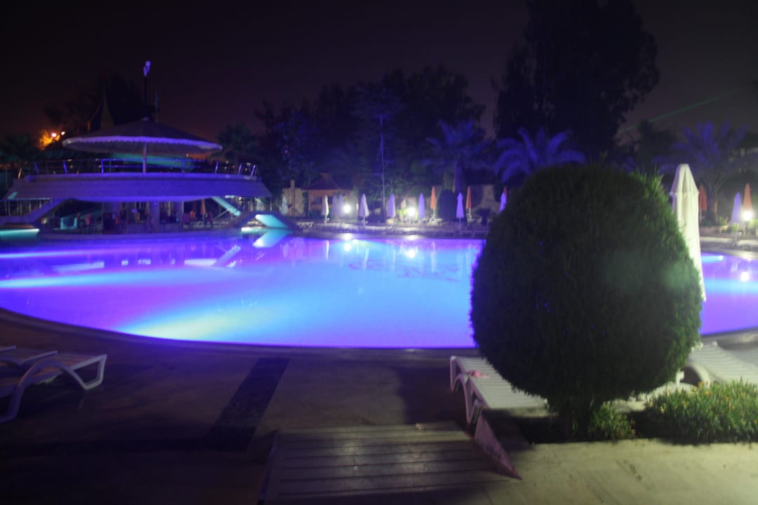 Pool bei Nacht Saphir Hotel & Villas