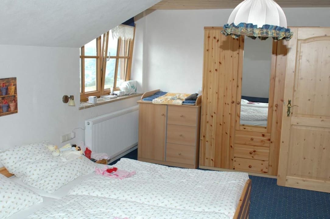 Eines der Schlafzimmer mit Wickeltisch Ferienhof Lindebacher