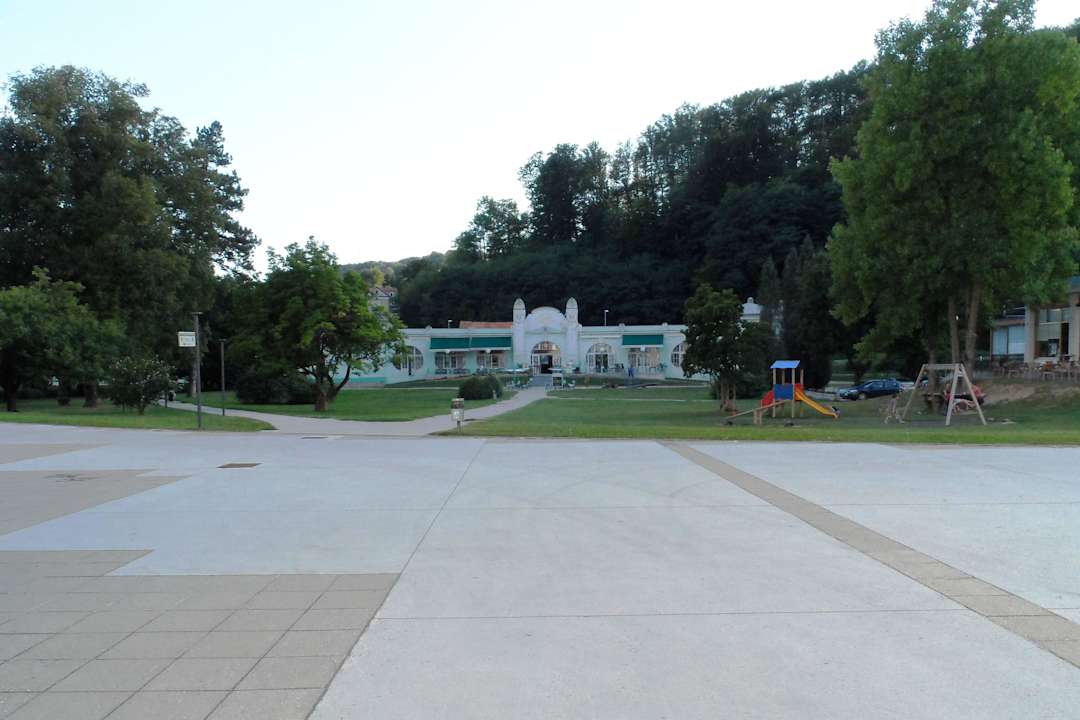 Кафе и небольшая детская площадка Grand Hotel Rogaška Komfort