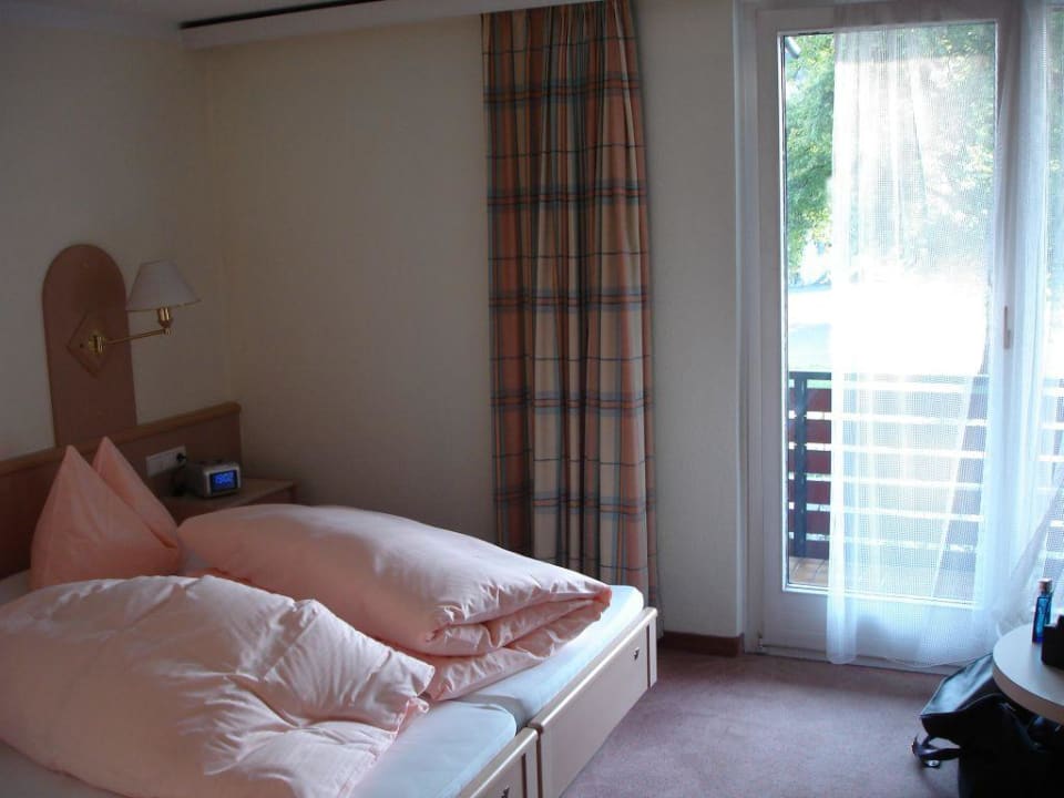 Zimmeransicht mit Blick auf das Bett und Balkontür SONNE_1806, Hotel am Campus Dornbirn