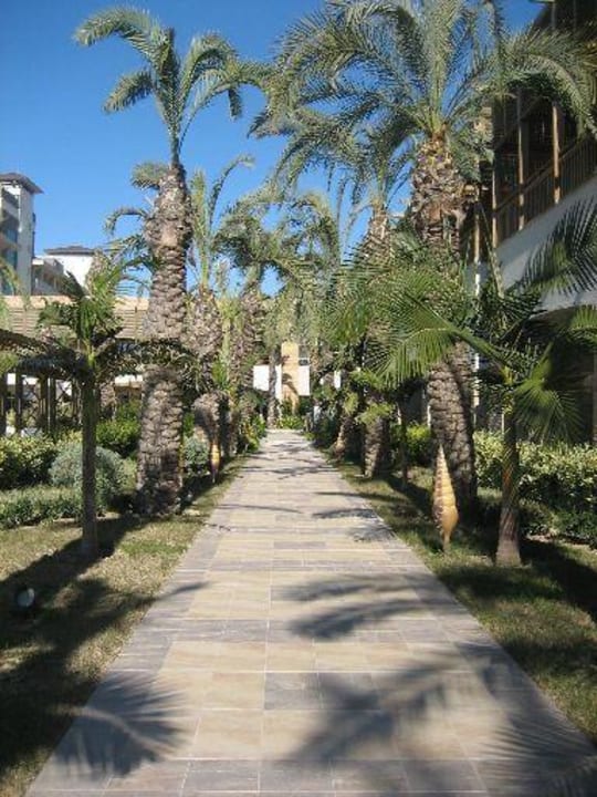 Weg durch die Gartenanlage Sunis Kumköy Beach Resort Hotel & Spa