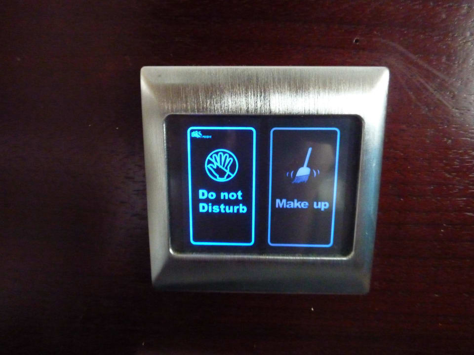 "Bitte nicht stören - Schild" im Zimmer Premier Le Reve Hotel & Spa