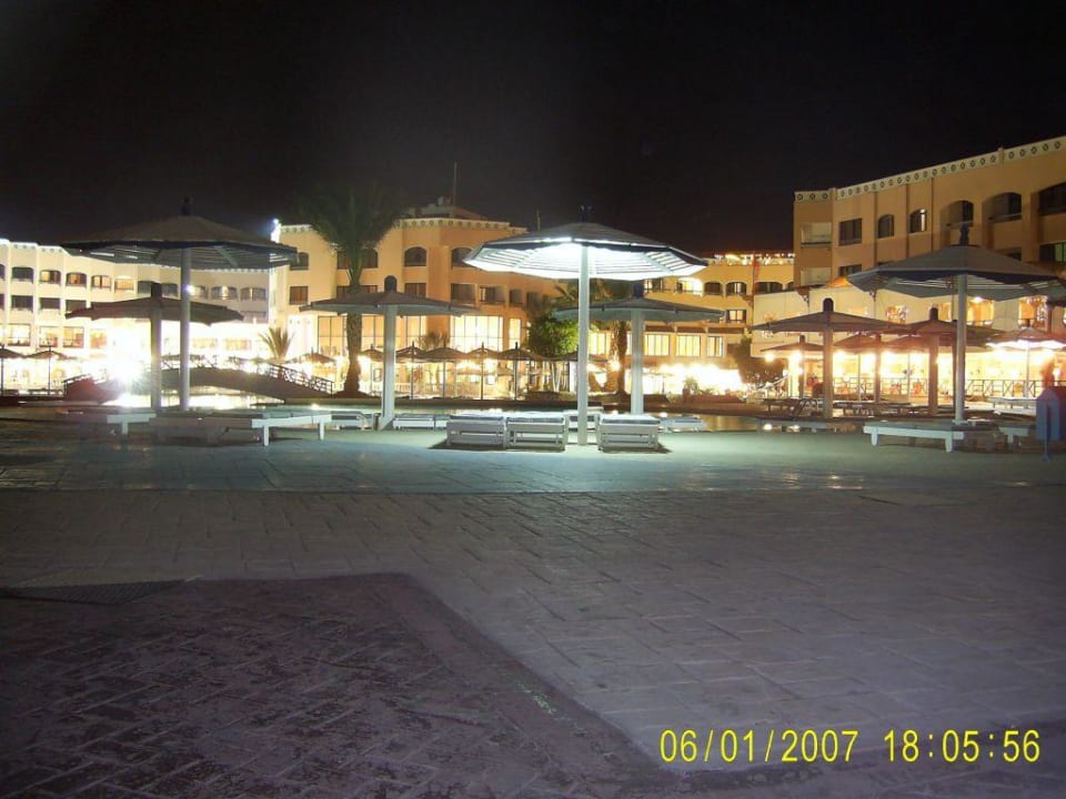 Hotelanlage im Dunkeln Beach Albatros Resort
