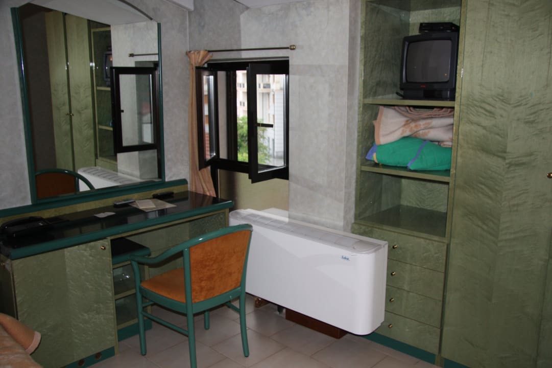 Kleines Fenster mit Tisch  Hotel Principe