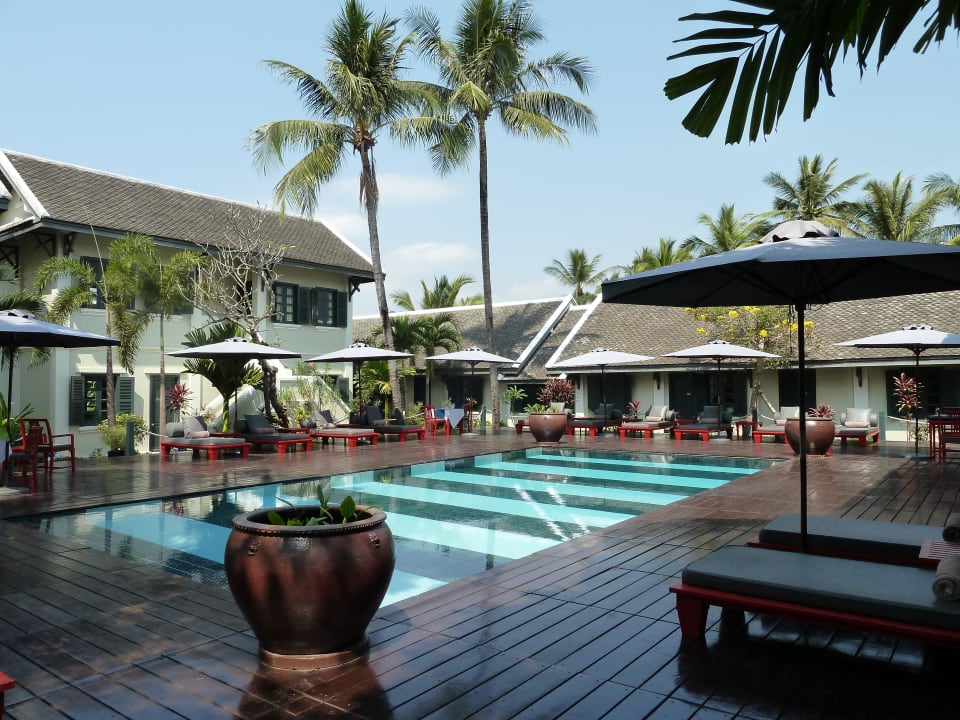 Pool mit Zimmertrakten Villa Maly