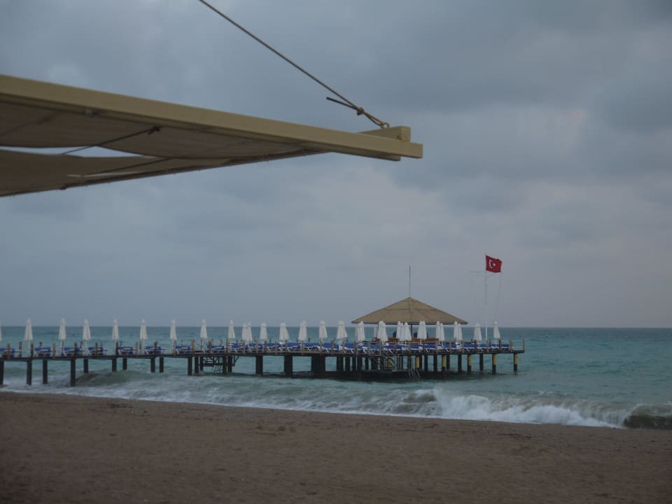 Hotel eigener Pier Blue Waters Club