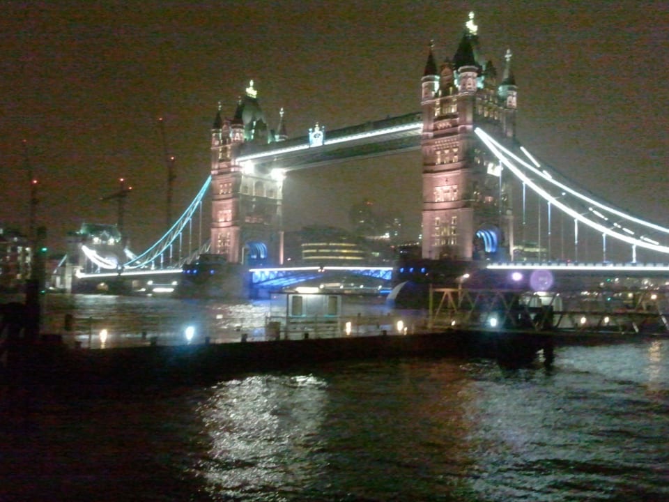 Ausblick vor dem Hoteleingang The Tower - A Guoman Hotel