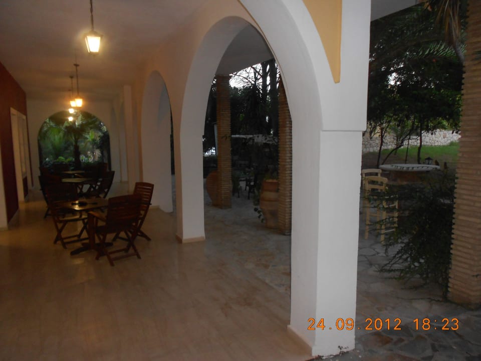 Frühstücks-Bar mit Außenterrasse Porto Koukla Beach