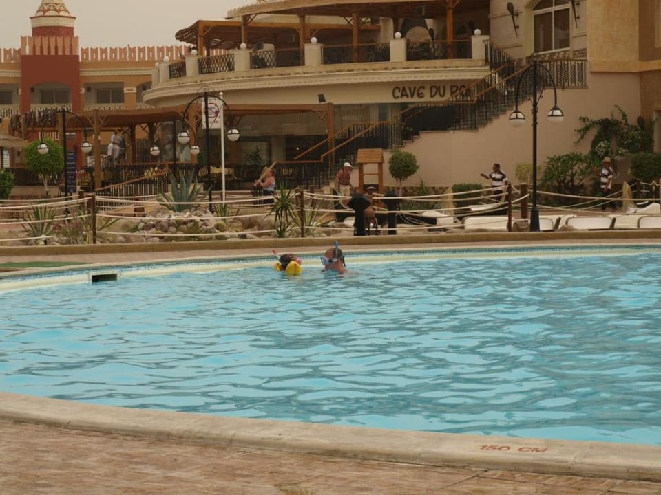 Besen a w tle główna restauracja Pickalbatros Aqua Blu Resort - Sharm El Sheikh