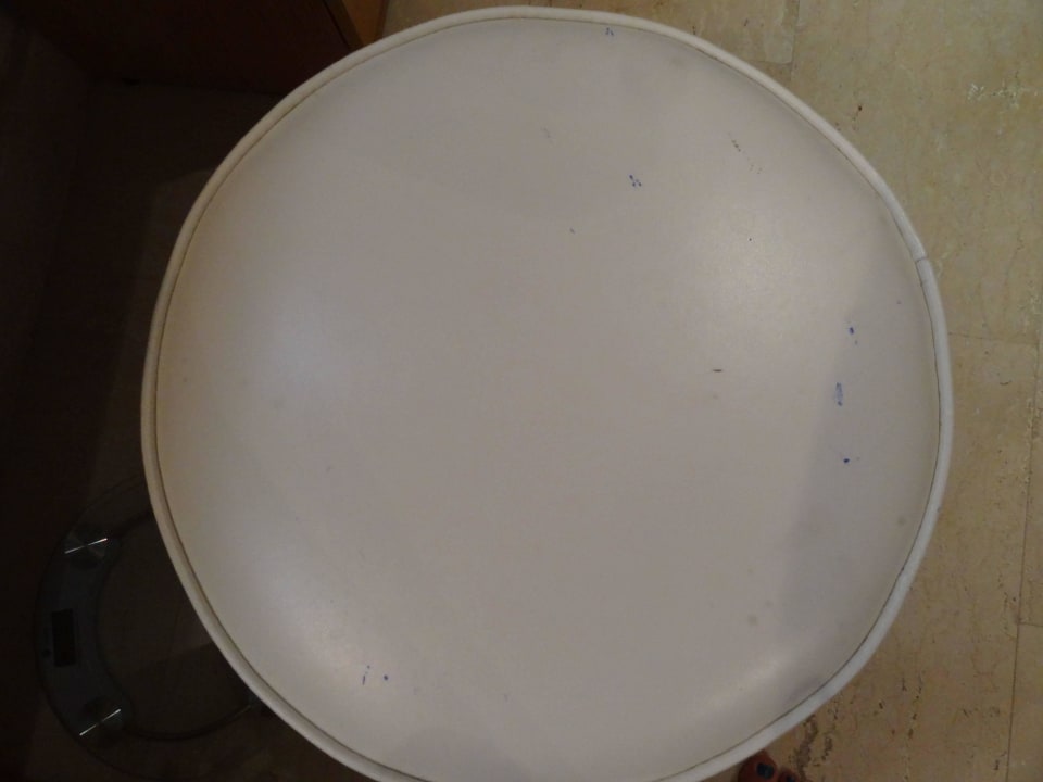 Abgerockter, fleckiger Hocker Mövenpick Resort & Spa El Gouna