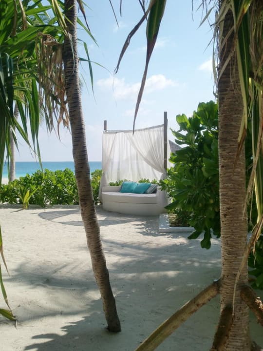Himmelbett am Strand- und Poolbereich Velassaru Maldives