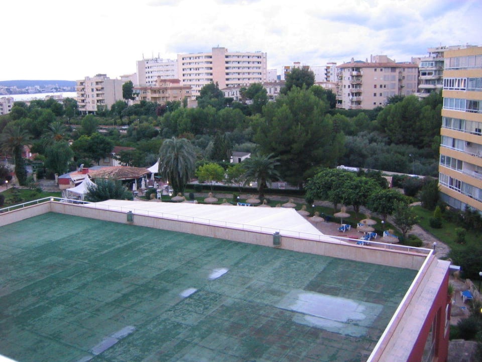 Blick vom Balkon aus auf das Dach des Speisesaals Sallés Hotel Marina Portals