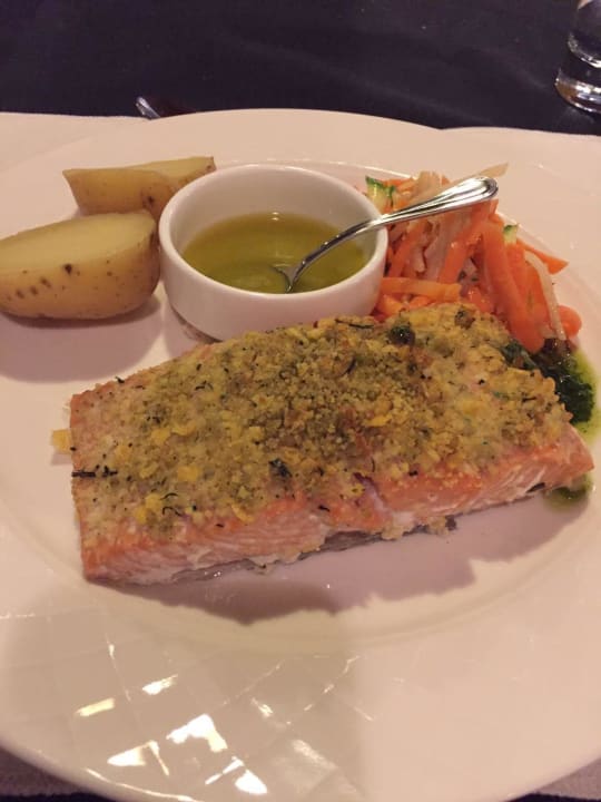 Lachsfilet beim italienischen Themenrestaurant Apollonia Beach Resort & Spa