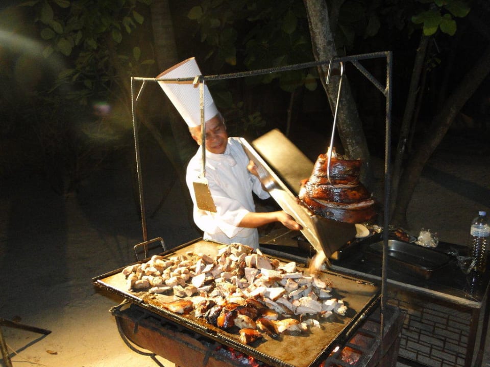 Koch am Fleischgrill Embudu Village