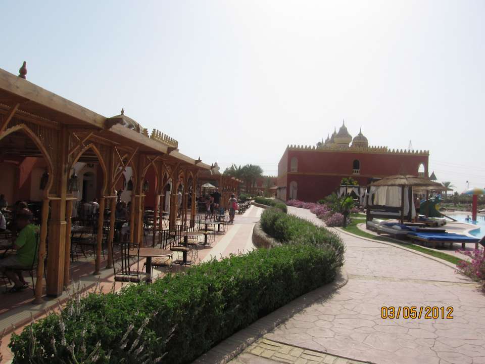 Основной ресторан напротив детского бассейна Pickalbatros Alf Leila Wa Leila Resort - Neverland Hurghada