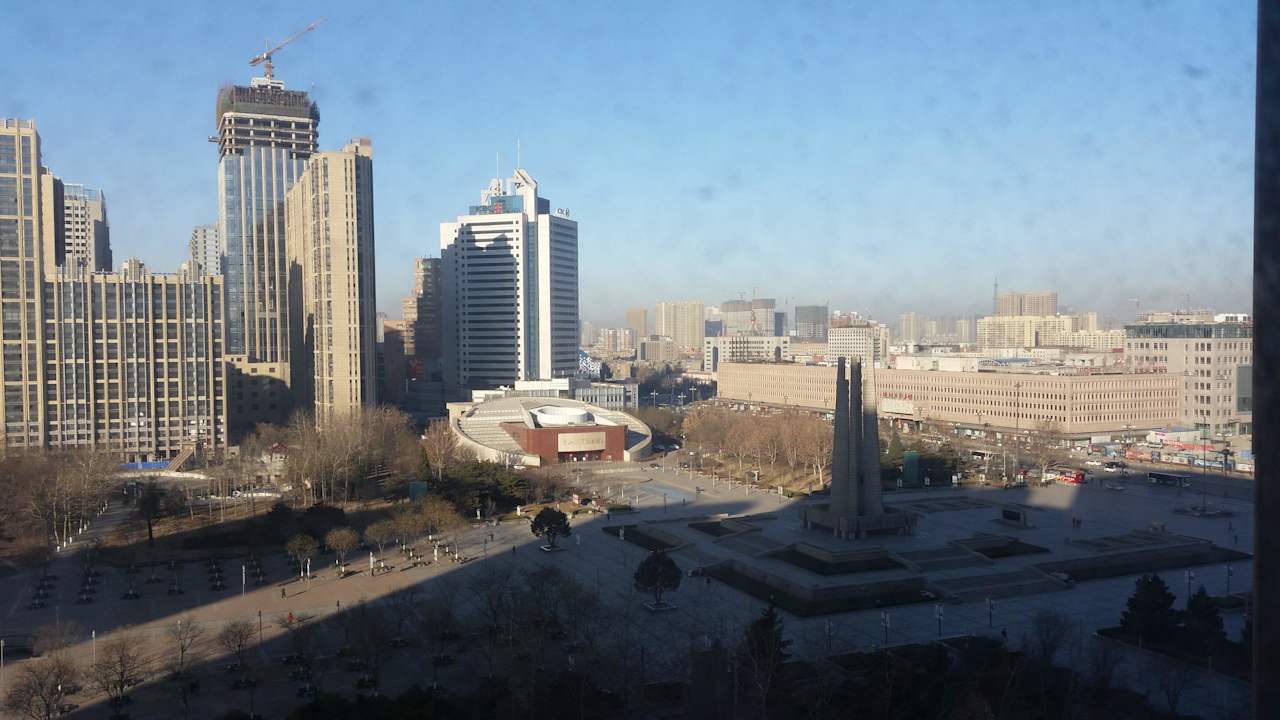 Blick auf das Erdbebendenkmal Hotel InterContinental Tangshan