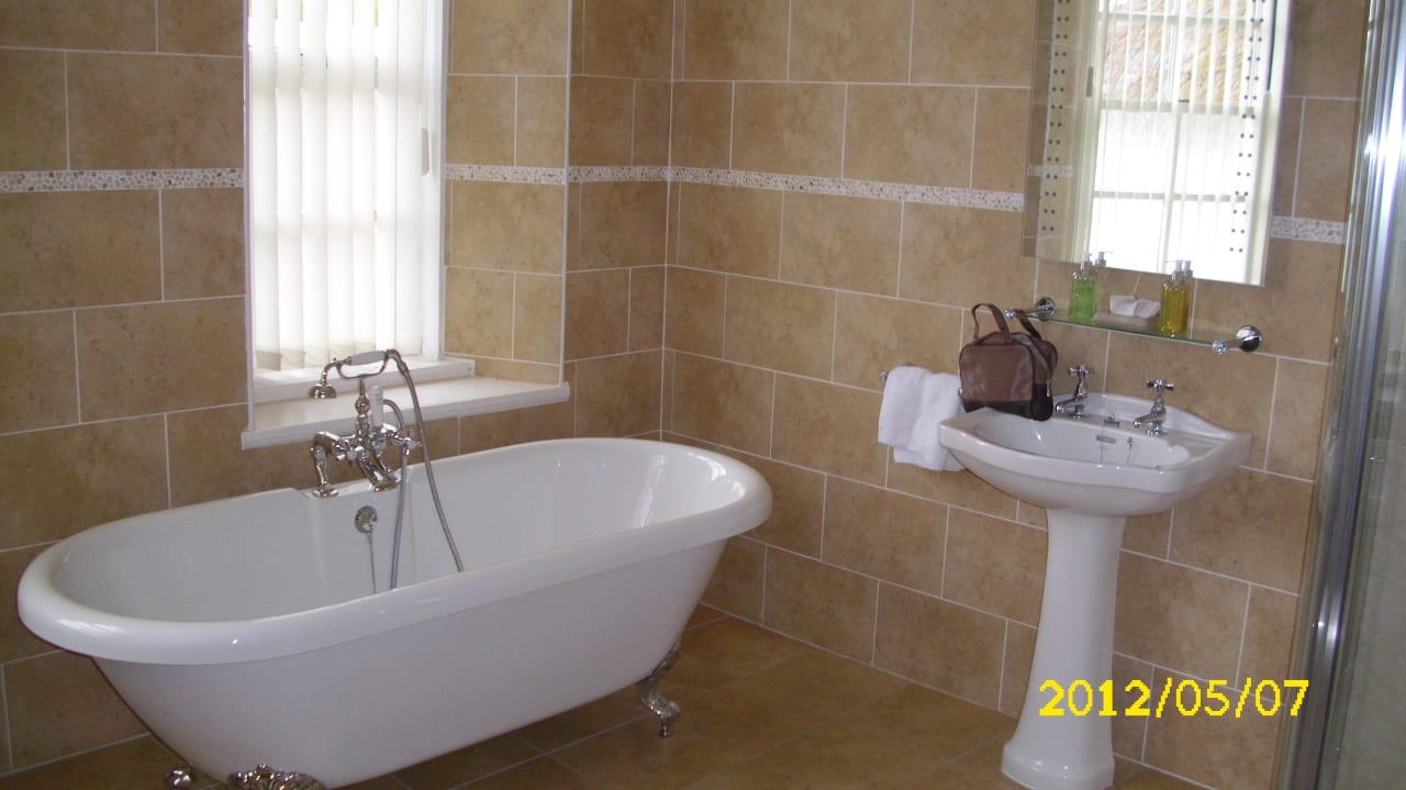 Badezimmer mit Dusche  und Wanne Hotel Glentower Lower Observatory Guest House