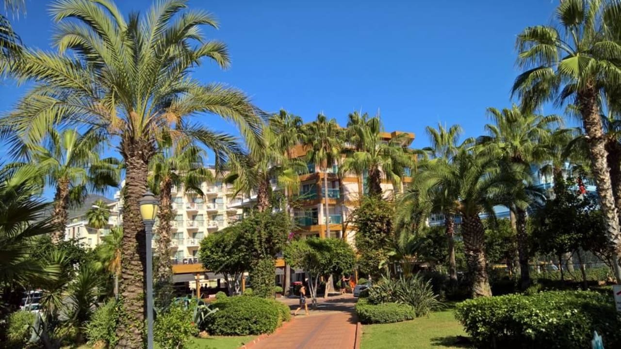 Parkanlage gegenüber des Hotels Riviera Hotel & Spa