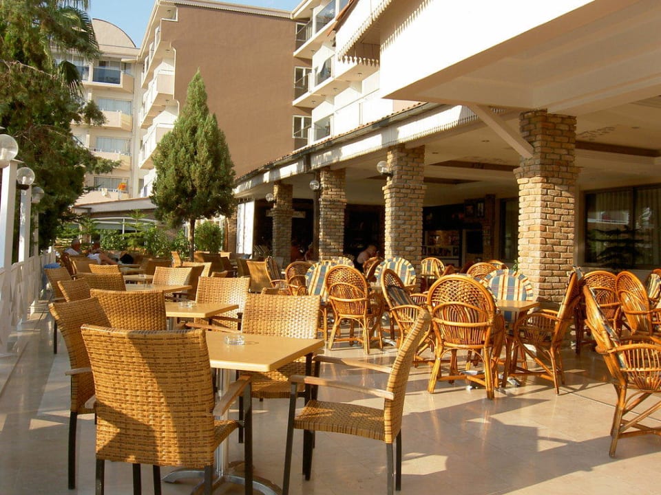 Terrasse / Gang zum Restaurant Seaden Corolla Hotel