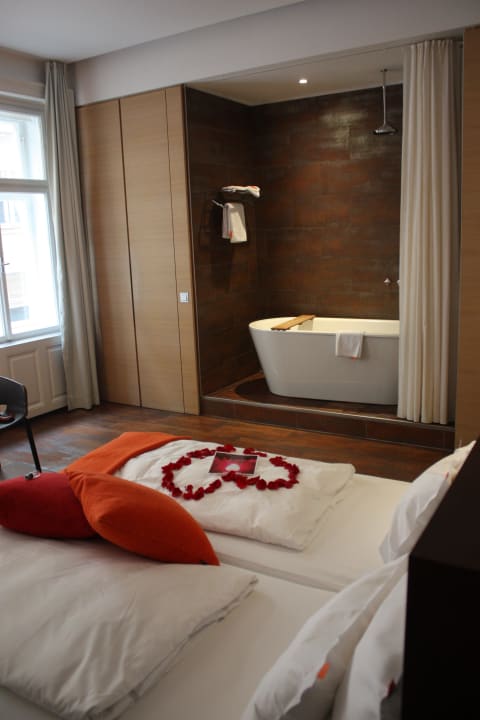 Vue partie baignoire-douche Hotel Hollmann Beletage