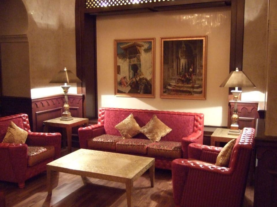 Sitzgelegenheit an der Bar Miramar Al Aqah Beach Resort