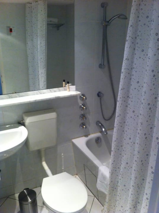 Die Toilette steht leider mitten im Raum. SORAT Hotel Berlin