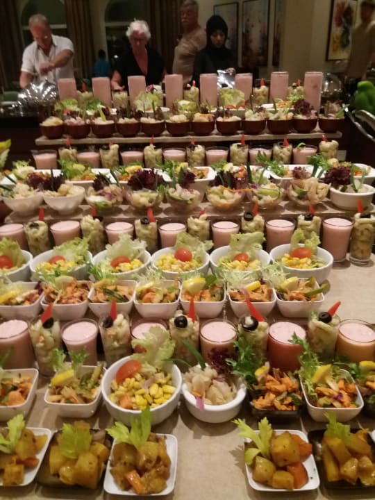 Ausschnitt der Salat Bar Wyndham Garden Salalah Mirbat