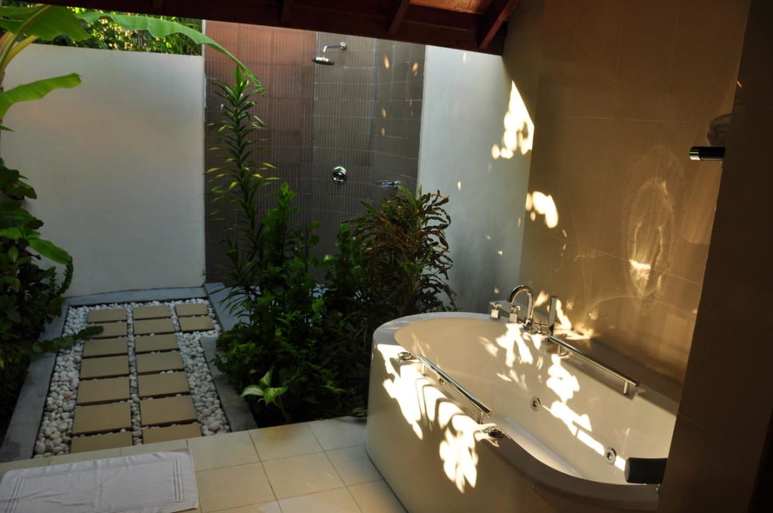 Blick zur Außendusche  ROBINSON MALDIVES