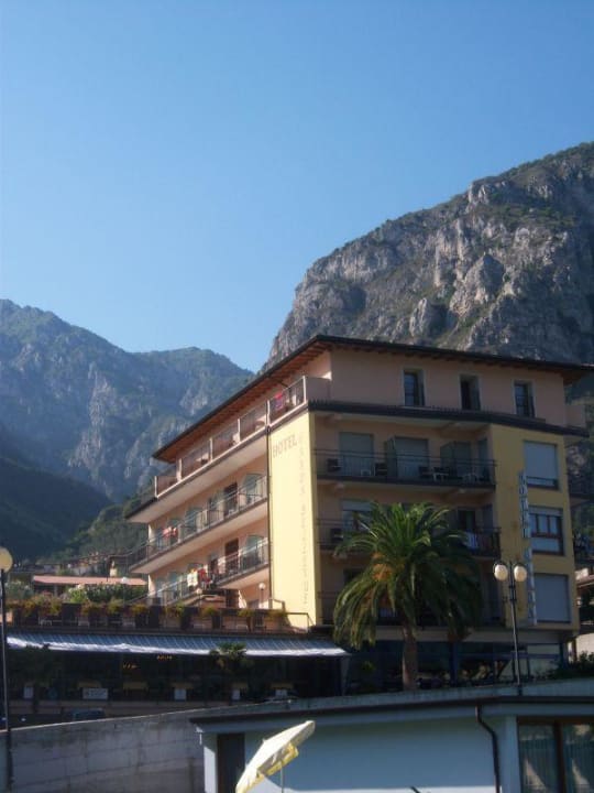 Von der Straße aus Hotel Garda Bellevue