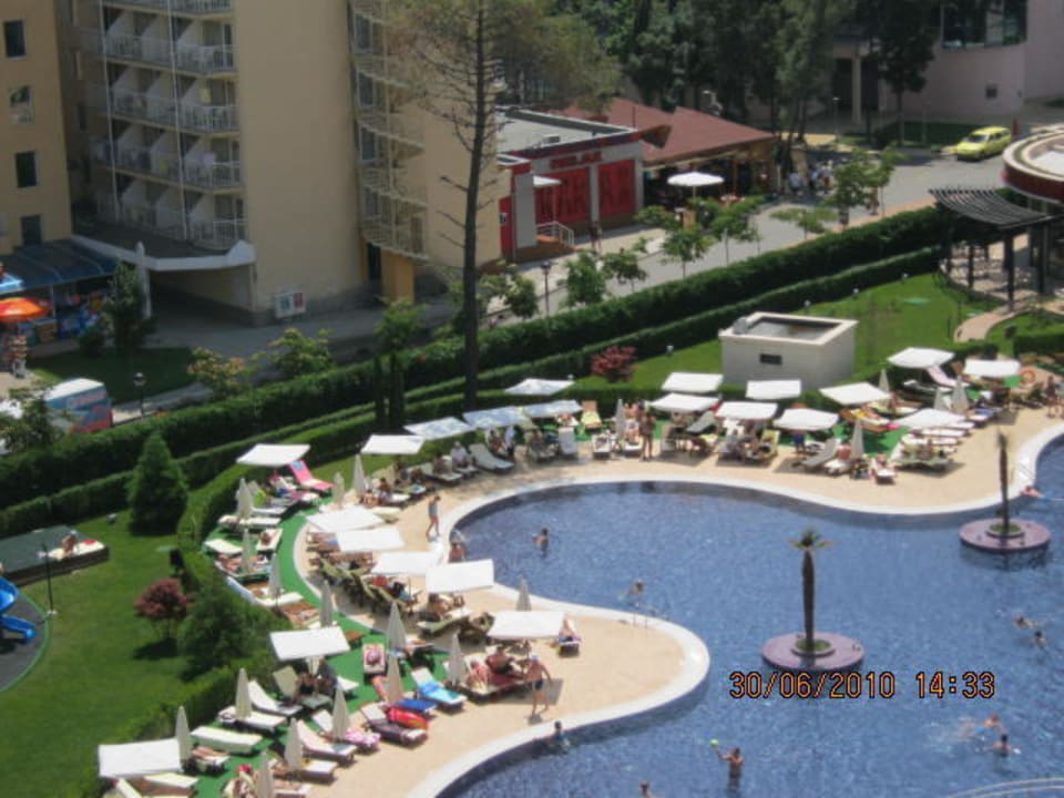 Большой бассейн и улица Barceló Royal Beach