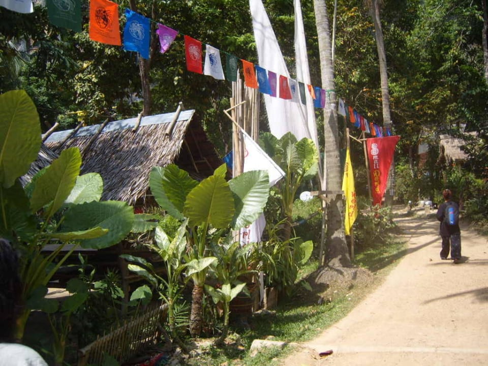 Hinter dem Hotel beginnt ein weiteres Dorf Hotel Tonsai Bay Resort