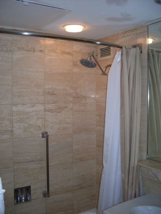 Badewanne mit Dusche Miami International Airport Hotel
