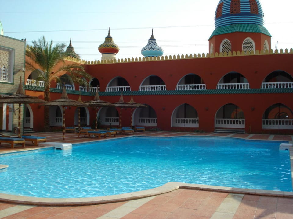 И такая красота в каждом дворике! Pickalbatros Alf Leila Wa Leila Resort - Neverland Hurghada