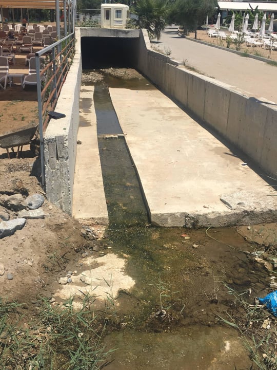 Kanal direkt neben dem Strandabschnitt Sidemarin Kirman Premium
