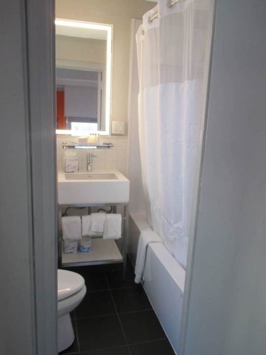 Badezimmer mit Wanne The Row Hotel NYC