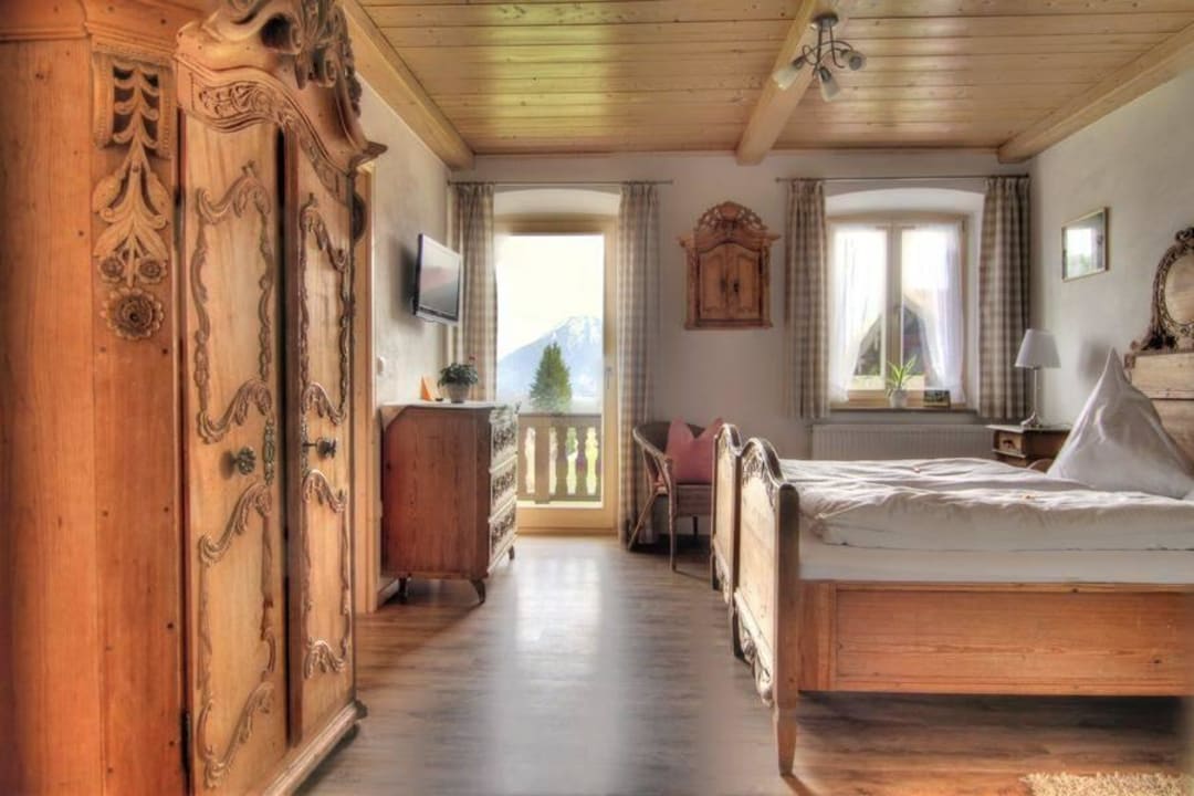 Schlafzimmer mit alten Bauernmöbeln Bauernhof Oberreiterhof